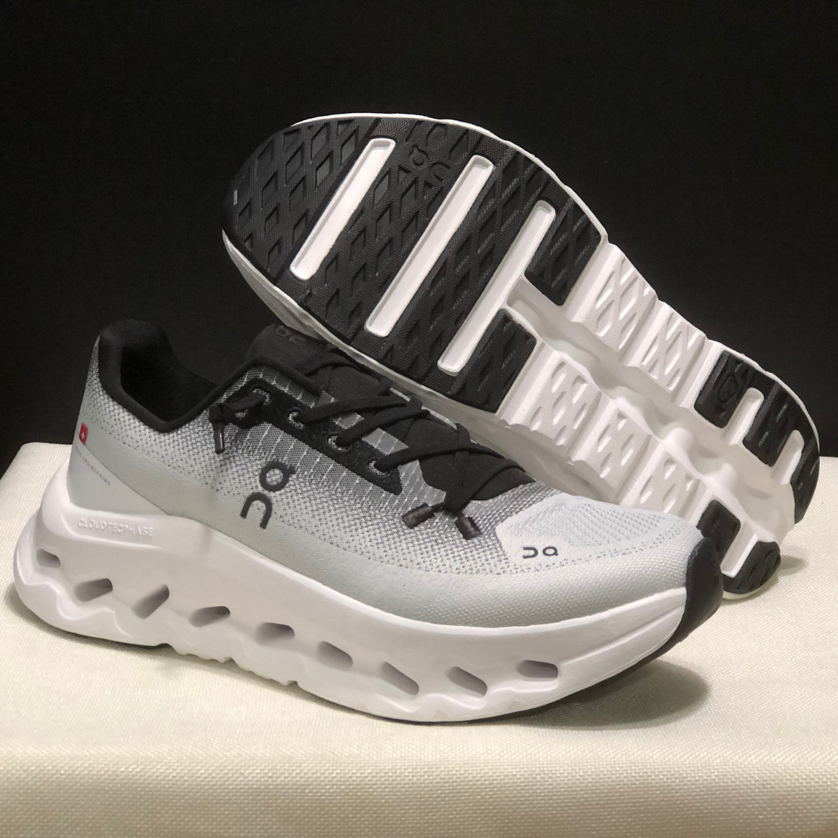 On Running Cloudtilt - Noir Ivory