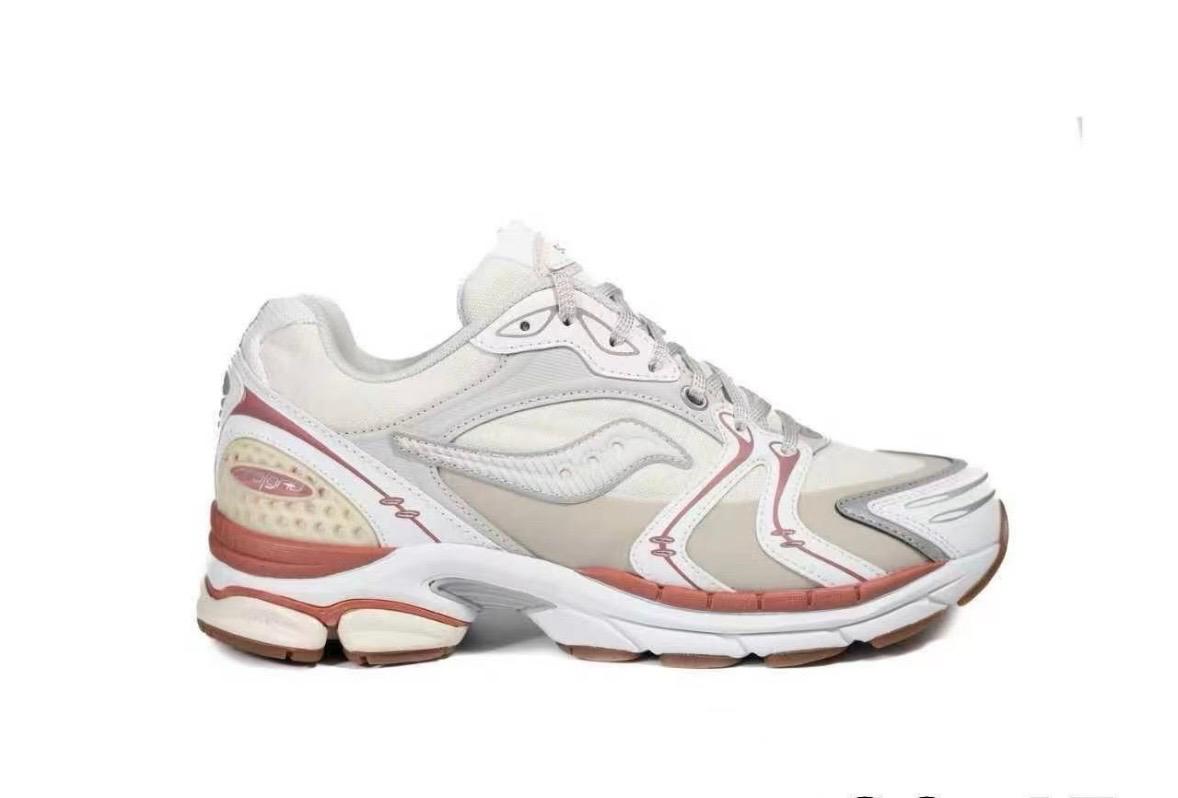 Saucony ProGrid Triumph 4 Beige et Rose - Sneakers rétro running - nbaddict.fr