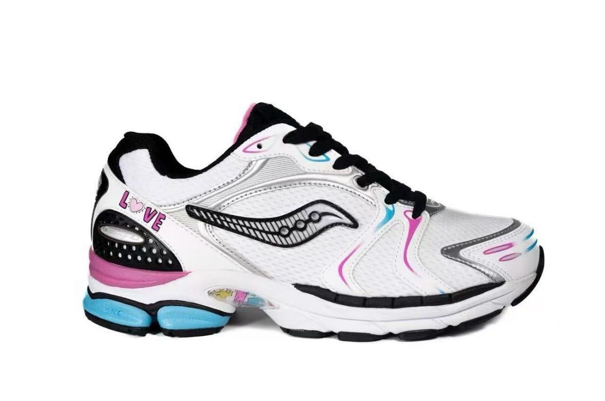 Saucony ProGrid Triumph 4 x Keith Haring Love - Sneakers collaboration artistique - nbaddict.fr